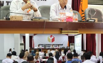 Deputi Administrasi Bawaslu, La Bayoni dan Ketua Bawaslu Kalteng Satriadi saat diskusi bersama pada rapat Pembinaan SDM Pengawas dan Kesekretariatan Bawaslu Provinsi dan Bawaslu Kabupaten/Kota se-Kalimantan Tengah secara Hybird Rabu (17/6/2026).