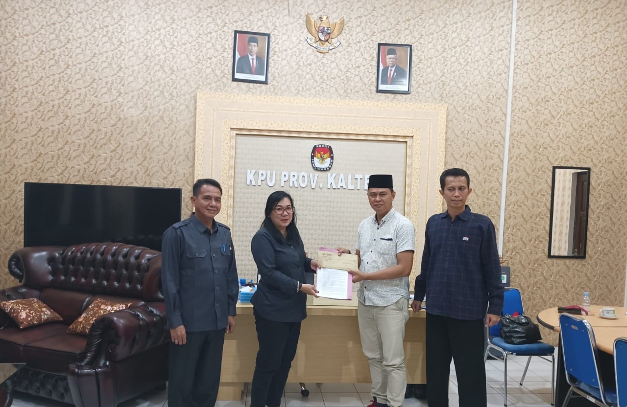 Bawaslu Kalteng Serahkan Surat ke KPU Kalteng