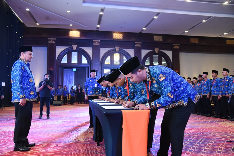 Sekjen Lantik PPPK di Lingkungan Sekretariat Bawaslu Kalteng