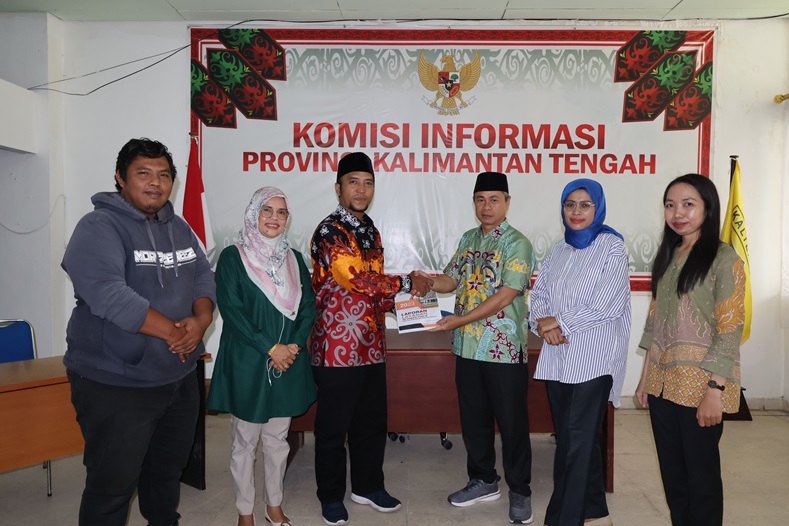 Bawaslu Kalteng Serahkan Laporan Layanan Informasi Publik 2023 ke Komisi Informasi
