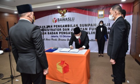 Sekjen Bawaslu Lantik 29 Analis Hukum dan Dua Pejabat Administrator