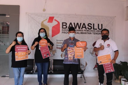 Bersama Rakyat Cegah Penyebaran Virus, Bawaslu Kalteng Laksanakan Vaksinasi ke-2