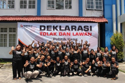 BAWASLU KALTENG DEKLARASIKAN TOLAK DAN LAWAN POLTIK UANG SERTA POLITISASI SARA DALAM PILKADA TAHUN 2018