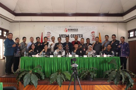 Lolly : Masyarakat Harus Teredukasi Soal Pengawasan Lewat Kerja Kehumasan