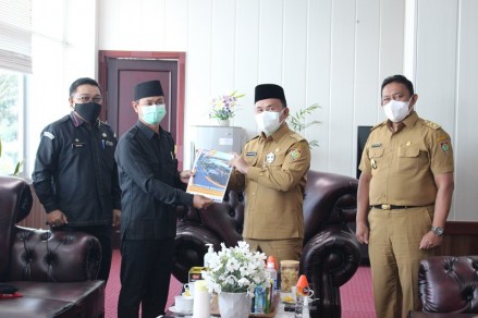 Bawaslu Kalteng Serahkan Laporan Pengunaan APBD ke Gubernur