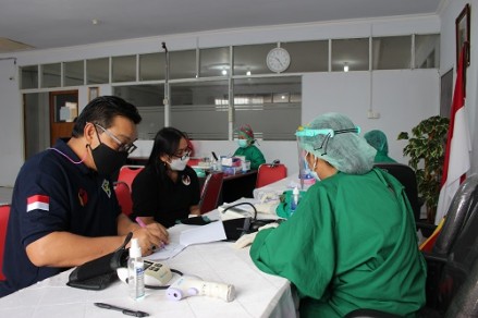 Tekankan Penyebaran Covid-19, Bawaslu Kalteng Antusias Laksanakan Vaksin