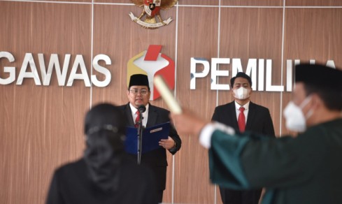 Lantik PAW 12 Anggota Bawaslu Sisa Jabatan 2018-2023, Bagja Sampaikan Tiga Pesan