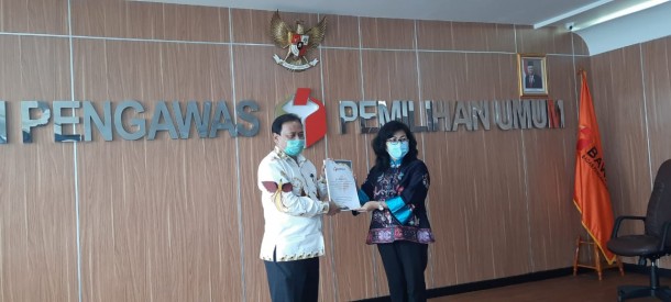 Koordinator Divisi SDM & Organisasi Bawaslu Kalteng Serahkan Laporan Akhir ke Bawaslu