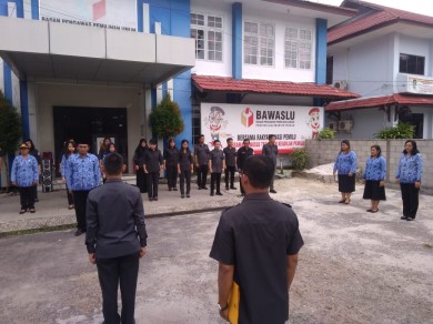 BAWASLU PROVINSI KALIMANTAN TENGAH MELAKSANAKAN UPACARA HARI PAHLAWAN 