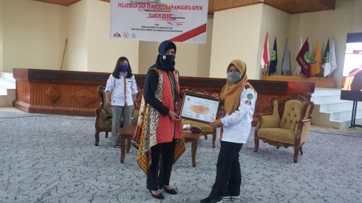 Anggota Bawaslu Kalteng Sebagai Narasumber Pelatihan dan Pembentukan Anggota KPUM di UPR