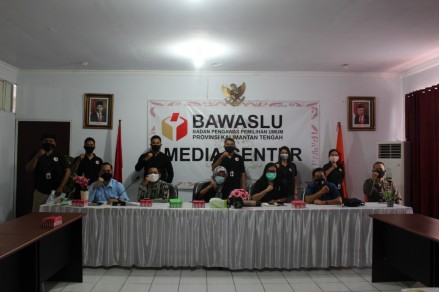 Bawaslu Provinsi Kalteng Rapat bersama Membahas Tahapan Kampanye dan Penertiban APK 