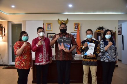 Ketua Bawaslu Serahkan Laporan Akhir Divisi Hukum, Humas & Datin 
