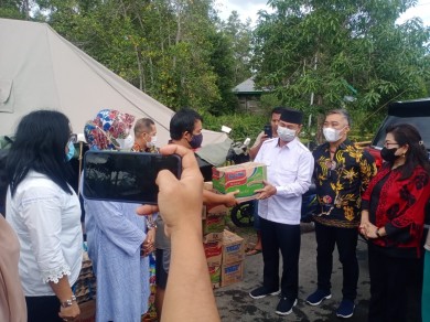 Peduli Bencana Banjir Katingan, Bawaslu Kalteng Serahkan Bantuan 