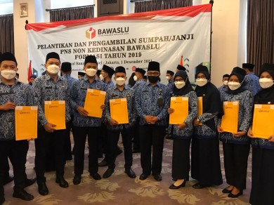 8 CPNS Sekretariat Bawaslu Kalteng Ikuti Pelantikan & Pengambilan Sumpah atau Janji PNS 
