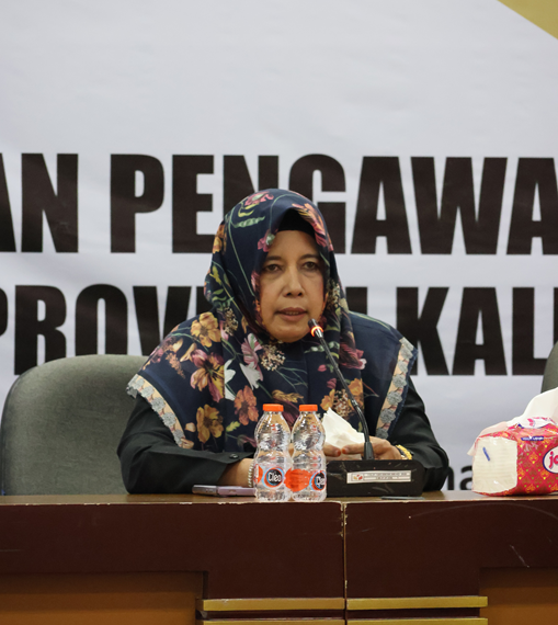 Anggota Bawaslu Kalteng, Siti Wahidah sampaikan arahan dalam rapat internal, Palangka Raya, Selasa (6/1/2026).