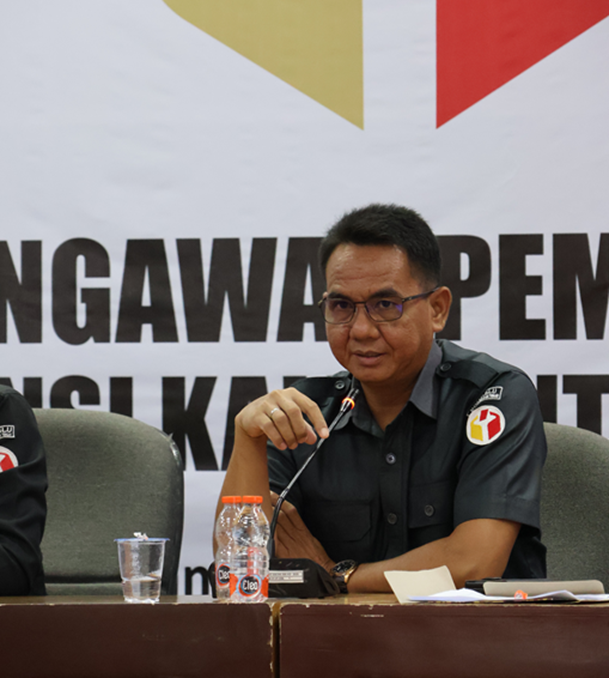 Anggota Bawaslu Kalteng, Kristaten Jon sampaikan arahan dalam rapat internal, Palangka Raya, Selasa (6/1/2026).