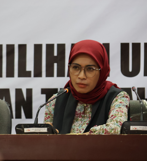 Anggota Bawaslu Kalteng, Nurhalina sampaikan arahan dalam rapat internal, Palangka Raya, Selasa (6/1/2026).