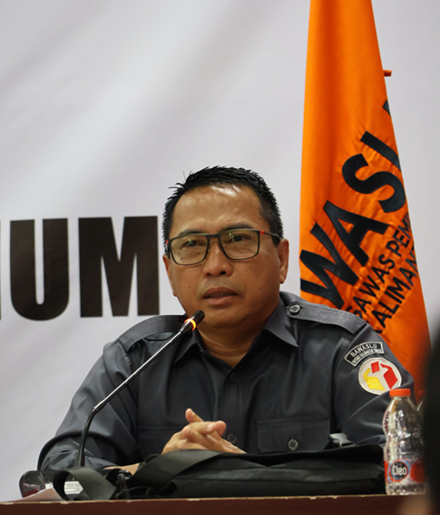 Anggota Bawaslu Kalteng, Benny Setia sampaikan arahan dalam rapat internal, Palangka Raya, Selasa (6/1/2026).