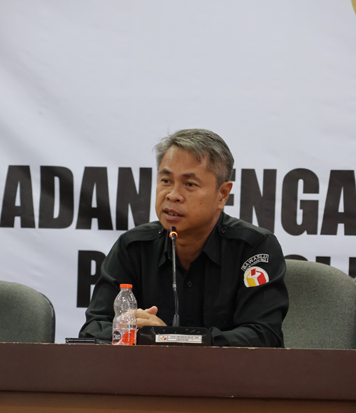 Ketua Bawaslu Kalteng, Satriadi sampaikan arahan dalam rapat internal, Palangka Raya, Selasa (6/1/2026).