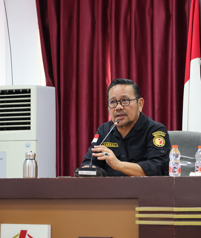 Kasek Bawaslu Kalteng, Karnalis Kamaruddin berikan arahan dalam rapat internal, Palangka Raya, Selasa (6/1/2026).
