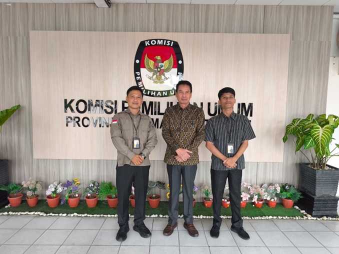 Berfoto bersama dengan Dwi Swasono Anggota KPU Prov Kalimantan Tengah usai melaksanakan pengawasan staf Bawaslu Provinsi Kalimantan Tengah, Palangka Raya, Kamis (18/12/2025).