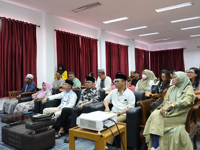  Ketua dan Anggota Bawaslu Kalteng, Kepala Sekretariat, Pejabat Struktural, serta para Pegiat Pemilu secara luring hadi dalam acara Ngabuburit Pengawasan di kantor Bawaslu Kalteng, Palangka Raya, Jumat (27/2/2026).