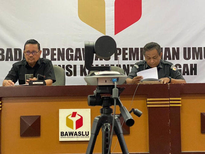Kasek Bawaslu Kalteng, Karnalis Kamaruddin, hadiri dan membuka Rapat Percepatan Laporan LHKPN dan SPT Tahunan (Coretax) yang dilaksanakan secara luring di Aula Rapat Bawaslu Kalteng, Senin (2/3/2026).