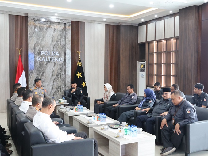 Kapolda Kalimantan Tengah Irjen Pol. Iwan Kurniawan, S.I.K., M.Si didampingi jajaran menyambut kunjungan Ketua Bawaslu Kalteng, Satriadi beserta Anggota Siti Wahidah, Kristaten Jon, Nurhalina, Kepala Sekretariat Karnalis Kamaruddin, Senin (6/4/2026).