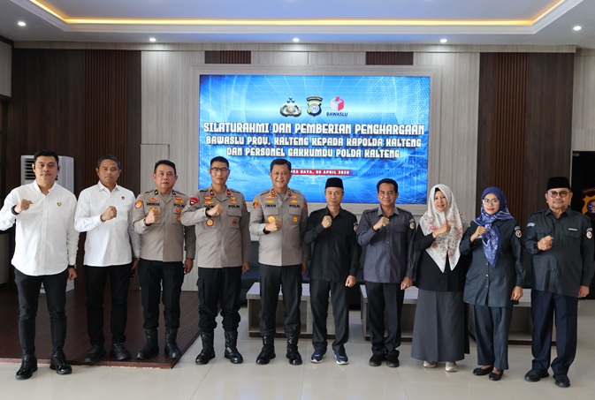 Kapolda Kalimantan Tengah Irjen Pol. Iwan Kurniawan, S.I.K., M.Si didampingi jajaran menyambut kunjungan Ketua Bawaslu Kalteng, Anggota dan Kepala Sekretariat, bertempat di Lobi Polda Kalteng, Palangka Raya, Senin (6/4/2026).