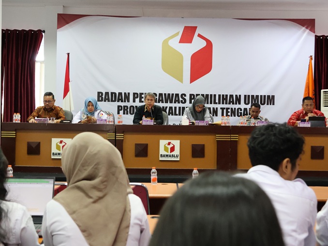 Ketua dan seluruh Anggota serta Kepala Sekretariat bersama seluruh jajaran sekretariat Bawaslu Kalteng mengikuti kegiatan Rabu Mekar Bersahaja khusus internal Sekretariat Bawaslu Provinsi, Palangka Raya, Rabu (8/4/2026).