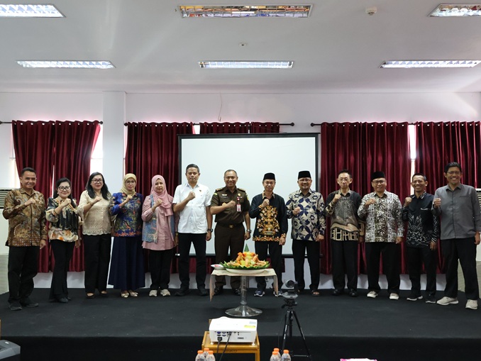 Foto bersama Ketua, Anggota, Kepala Sekretariat Bawaslu Kalteng beserta undangan  usai melaksan potong tupeng dalam acara perayaan Hut ke 18 Bawaslu, di Kantor Bawaslu Kalteng, Palangka Raya, Kamis (9/4/2026).