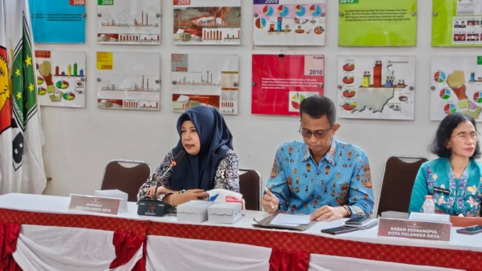 Anggota Bawaslu Kalteng, Siti Wahidah, bersama Anggota Bawaslu Kota Palangka Raya menghadiri Rapat Pleno Terbuka Rekapitulasi dan Penetapan Data Pemilih Berkelanjutan (PDPB) Triwulan I Tahun 2026 di Aula RPP KPU Kota Palangka Raya, Kamis (2/4/2026).