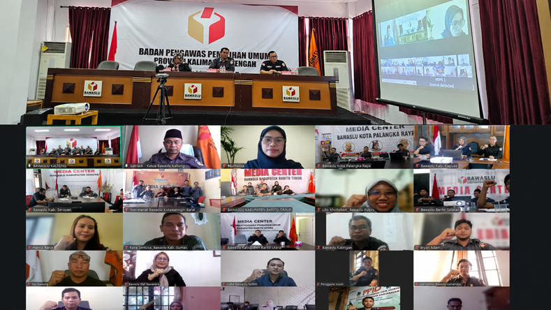 Foto bersama Ketua, Anggota Bawaslu Provinsi dan Kabupaten/Kota serta Sekretariat Bawaslu se-Kalimantan Tengah pada Rapat Koordinasi Penyusunan Program Kerja Divisi Hukum dan Penyelesaian Sengketa secara hybrid, Selasa (28/4/2026).