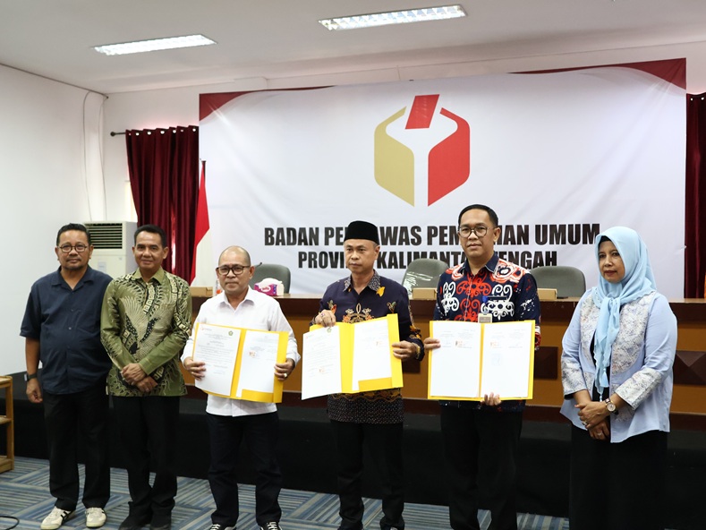 Foto bersama usai penandatanganan Nota Kesepahaman MoU dan PKS Ketua Bawaslu Kalteng Satriadi, Ketua STIH Tambun Bungai Dekie G.G. Kasenda, serta Kepala Bidang Pengelolaan Informasi Publik (PIP) Diskominfo Kalteng Erwindy, Palangka Raya, Kamis (23/4/2026).