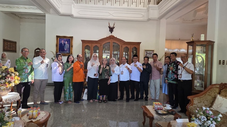 Foto bersama dalam kegiatan anjangsana ke Lembaga Kesejahteraan Sosial Anak dan Tokoh Masyarakat, di kediaman Alm. Elieser Gerson (Wakil Gubernur Kalimantan Tengah periode 1996-1999 ) Palangka Raya, Selasa (6/5/2026).