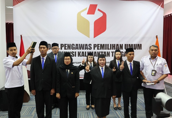 Foto terlantik Jabatan Administrasi dan Jabatan Fungsional di lingkungan Badan Pengawas Pemilihan Umum pada Bawaslu Kalteng, daring Palangka Raya, Rabu (13/5/2026).