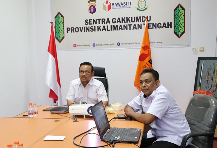 Kepala Sekretariat Bawaslu Kalteng, Karnalis Kamaruddin bersama Kepala Bagian Administrasi, Tekad Yadi Purwanto, hadiri kegiatan Diseminasi Hasil Survei Penilaian Integritas (SPI) Bawaslu Tahun 2025 daring, Rabu (6/5/2026).