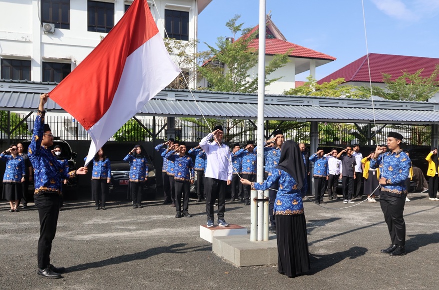 Ketua Bawaslu Kalteng, Satriadi, bertindak sebagai pembina upacara Peringatan Hari Kebangkitan Nasional (Harkitnas) ke-118 di Kantor Bawaslu Kalteng, Palangka Raya, Rabu (20/5/2026). 