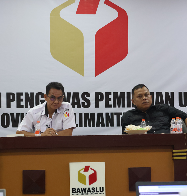 Anggota Bawaslu Kalteng, Kristaten Jon, bersama Kepala Bagian Hukum, Humas, Data dan Informasi Jimmy Anwar pada rapat Jurnal dan Buletin Bawaslu Kalteng, Palangka Raya, Kamis (25/6/2026).