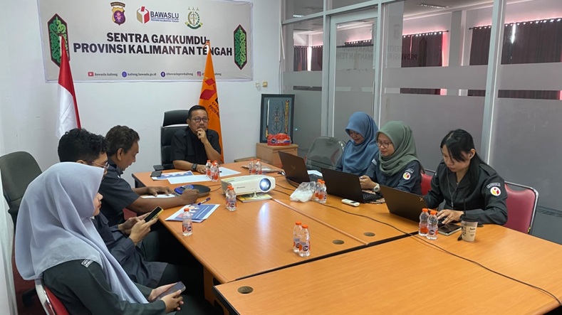 Kepala Sekretariat Bawaslu Kalteng Karnalis Kamaruddin dan jajaran dalam kegiatan Rabu Mekar Bersahaja untuk periode Mei 2026, Palangka Raya, Senin (8/6/2026).