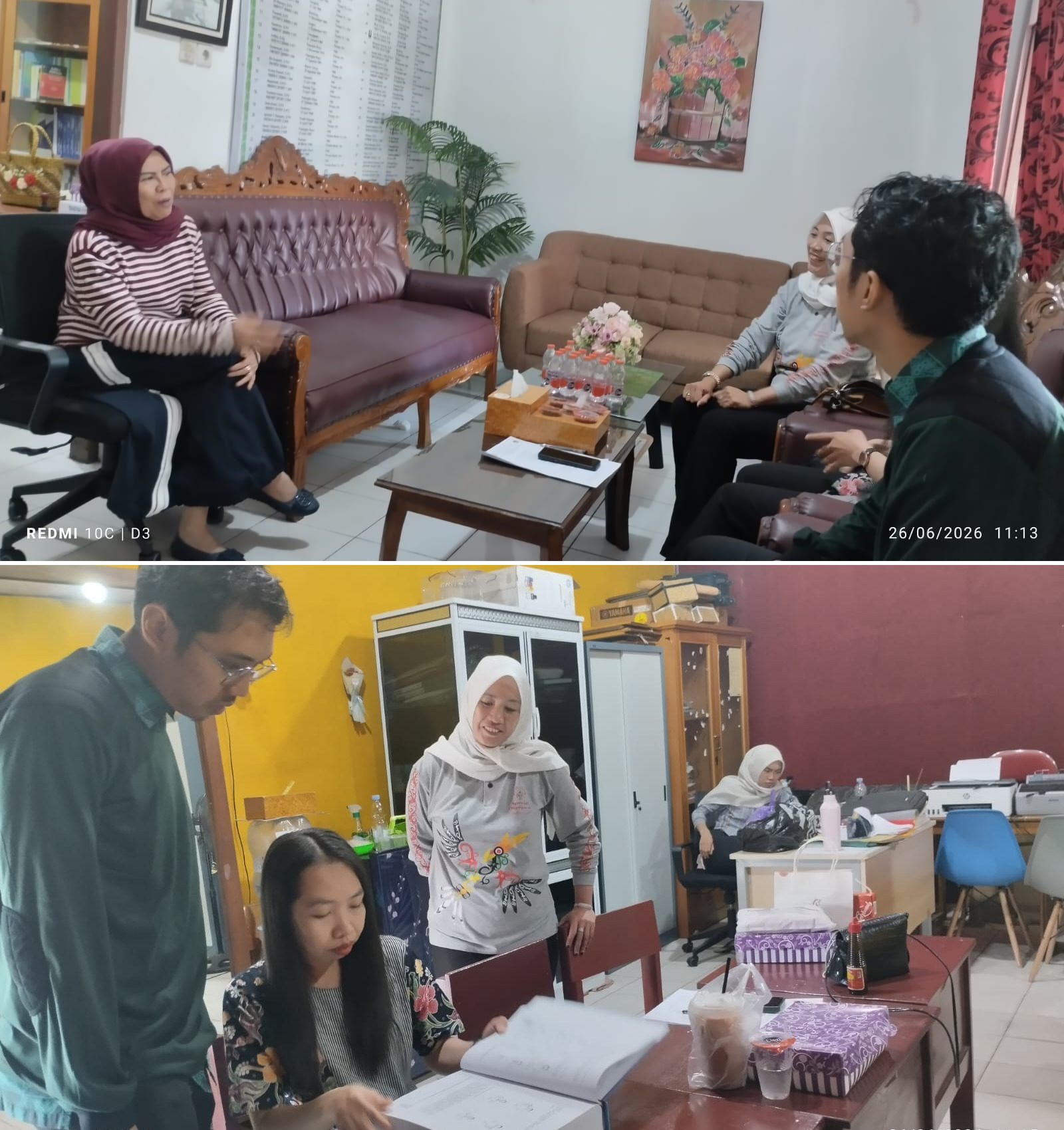 Petugas Layanan Informasi Bawaslu Kalteng, Nepi dan Najim saat melaksanakan koordinasi ke SKH Negeri 1 Palangka Raya, Jumat (26/7/2026).