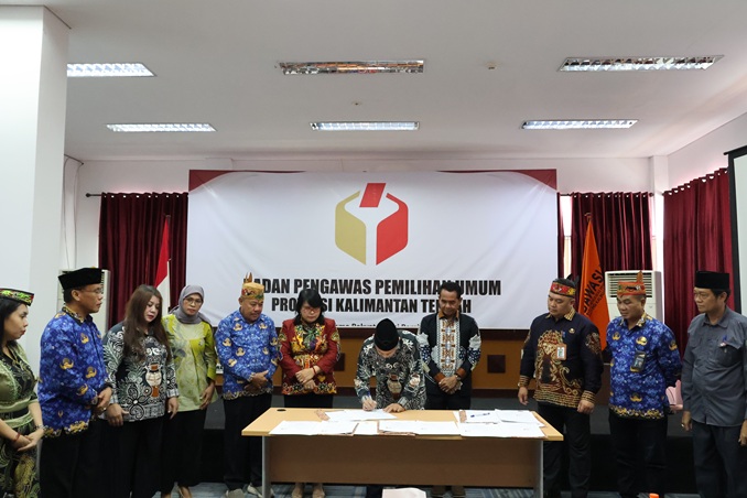 Ketua Bawaslu Satriadi melakukan Penandatanganan MoU dihadiri oleh perwakilan dari Dinas Pendidikan Provinsi Kalimantan Tengah, Universitas Palangka Raya, Universitas PGRI Palangka Raya, Universitas Kristen Palangka Raya, Institut Agama Kristen Negeri Palangka Raya, Institut Agama Hindu Negeri Tampung Penyang Palangka Raya, STIE Palangka Raya, STIE YBPK Palangka Raya, dan STMIK Palangka Raya., Kamis (30/7/2026).