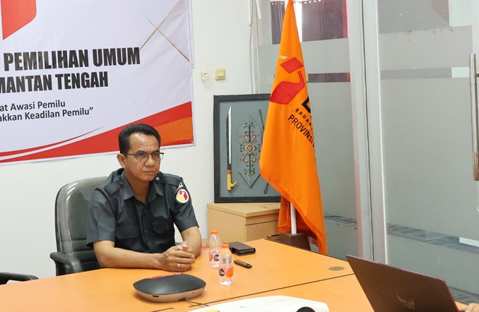 Anggota Bawaslu Kalteng Kristaten Jon, sampaikan perkembangan peserta Kompetisi Debat Penegakan Hukum Pemilu VI Tahun 2026 di ruang kerjanya, Palangka Raya, Senin (3/8/2026).