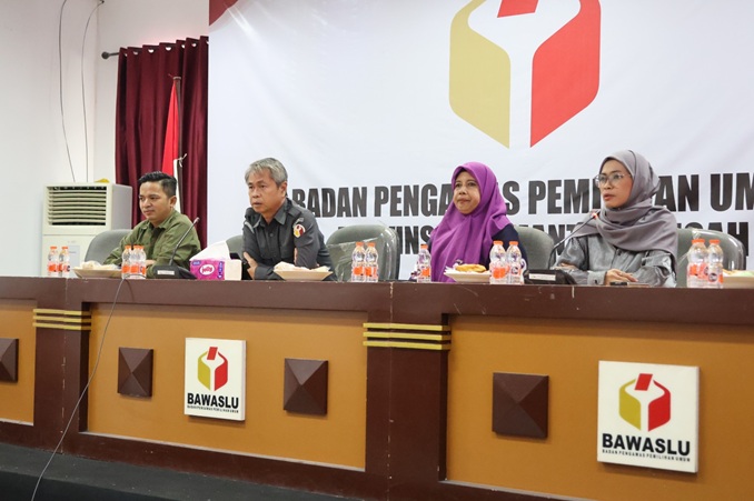 Ketua Bawaslu Kalteng Satriadi sampaikan arahan pada pembukaan Selasa Harati Seri 8 sekaligus menjadi keynote speaker secara hybird, Palangka Raya, Selasa (28/7/2026).