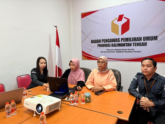 Anggota Bawaslu Kalteng, Nurhalina, hadir luring menjadi keynot speaker dalam program Selasa Harati Seri 9, di Kantor Bawaslu Provinsi Kalimantan Tengah, Palangka Raya, Selasa (11/8/2026).
