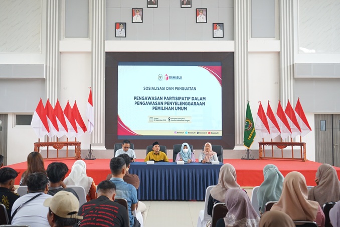 Anggota Bawaslu Kalteng, Siti Wahidah (foto 2 dari kanan) pada kegiatan Sosialisasi dan Penguatan Pengawasan Partisipatif yang diselenggarakan oleh Bawaslu RI bersama DPR RI, Minggu (20/9/2026).