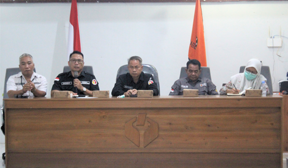 Arahan oleh Anggota Bawaslu Kalteng Benny Setia, pada rapat Monitoring Evaluasi dan Pembinaan di Bawaslu Kabupaten Katingan, Rabu (7/10/2026).