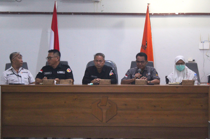 Arahan oleh Anggota Bawaslu Kalteng Kristaten Jon, pada rapat Monitoring Evaluasi dan Pembinaan di Bawaslu Kabupaten Katingan, Rabu (7/10/2026).