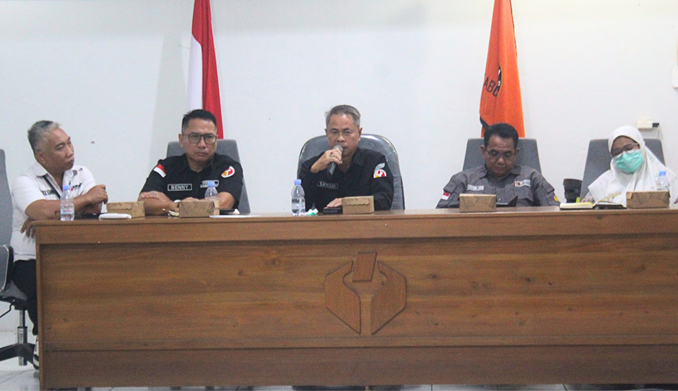 Arahan oleh Ketua Bawaslu Kalteng Satriadi, pada rapat Monitoring Evaluasi dan Pembinaan di Bawaslu Kabupaten Katingan, Rabu (7/10/2026).