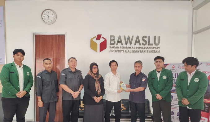 Penyerahan cindramata mahasiswa magang kepada Bawaslu Kalteng yang diterima Ketua Bawaslu Kalteng Satriadi, Senin (19/10/2026).